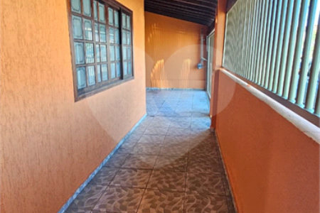 Excelente Casa Residencial no São Carlos 5 com 3 Quartos (1 Suíte) e Garagem Coberta para 2 Carros