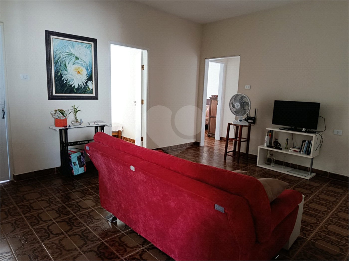 Casa térrea e espaçosa no centro da cidade por apenas R$370.000,00!!! Vamos agendar uma visita?