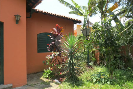 Casa no Pacaembu com ótima distribuição e amplo quintal em terreno em declive