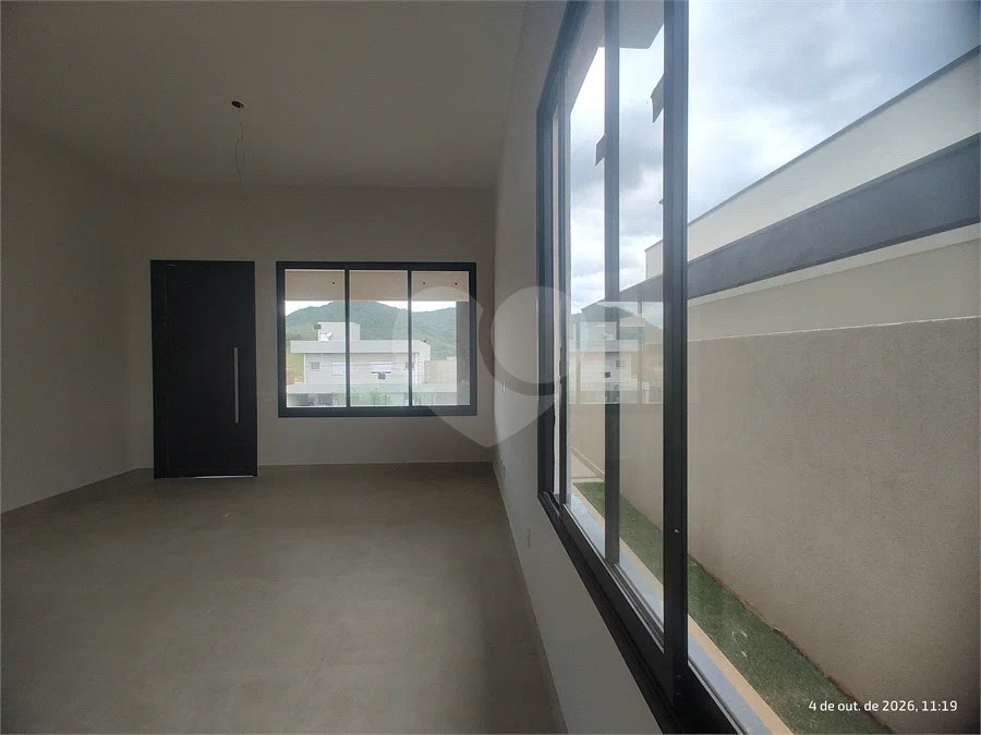 Casa exclusiva em Atibaia de alto padrão com 3 suítes, piscina, espaço gourmet, condomínio fechado, aceita financiamento