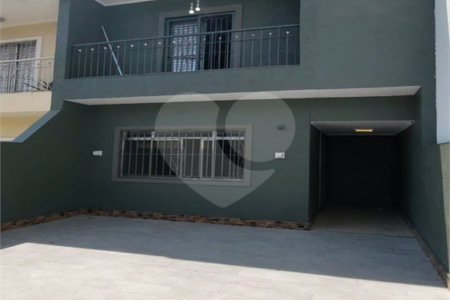 Casa Sobrado à venda de 4 dormitórios sendo 1 suíte e 2 vagas na Saúde