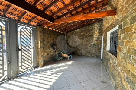 Casa á venda, com 2 Dormitórios e Edícula, em São Carlos-SP.