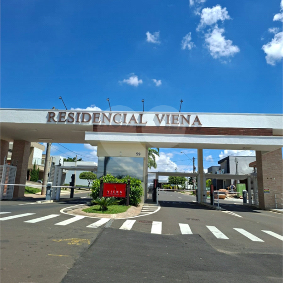 Indaiatuba - Condominio Viena - Terreno com 250 ms - sendo 10 ms de frente por 25,00 ms de fundos - área de lazer completa com academia, churrasqueira, piscina para adultos e crianças, playground e salão de festas.Segurança 24 horas -. Venha conhecer essa incrível oportunidade! R$ 420.000,00