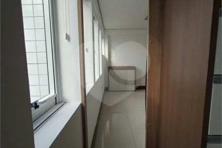SALA COMERCIAL DE 90 M² COM 12 BAIAS, SALA DE REUNIÃO, AR-CONDICIONADO CENTRAL E 2 VAGAS!