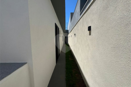 Linda casa a venda no condomínio Villeneuve