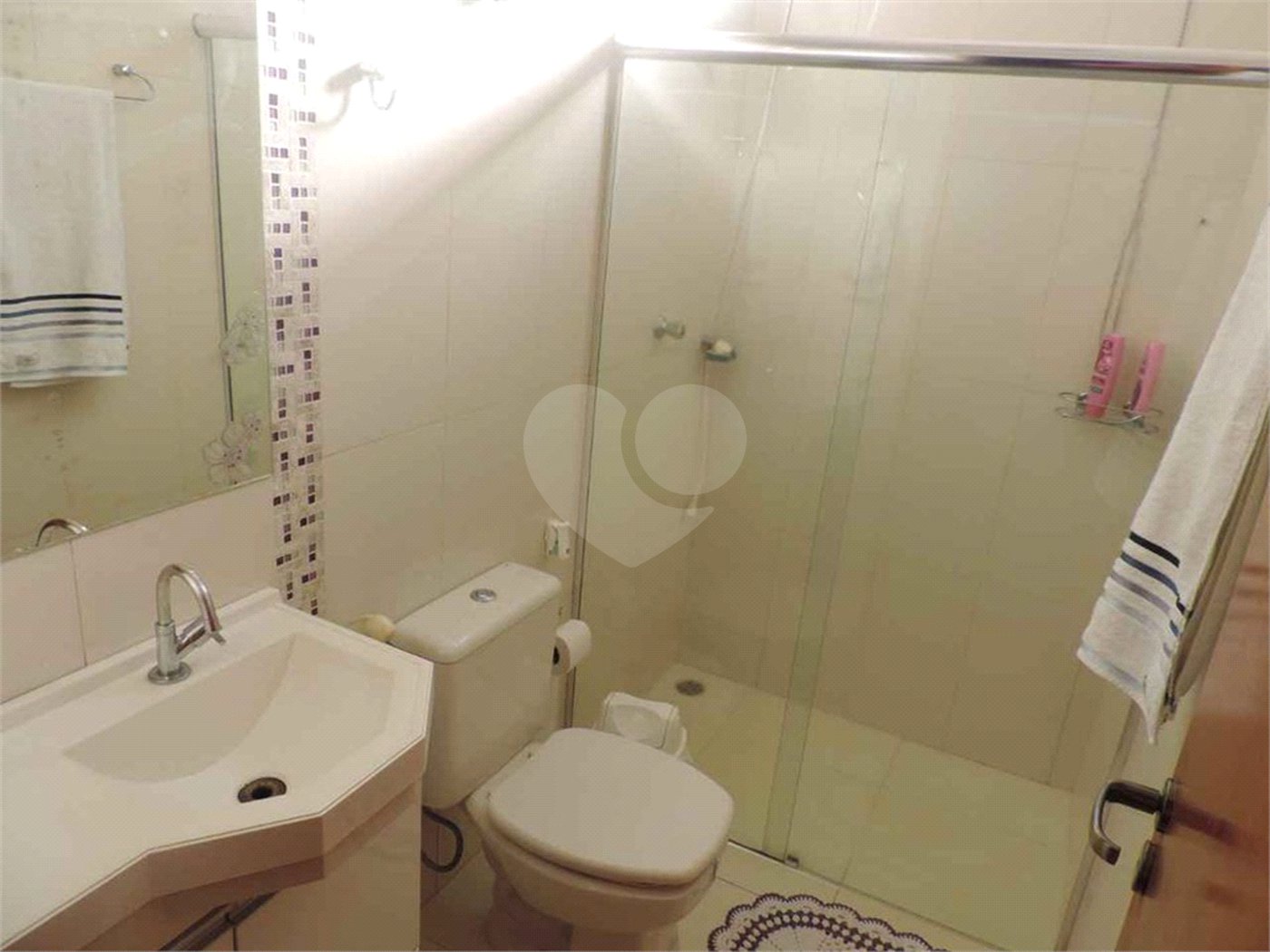 Casa Térrea com 2 dormitórios, sendo 1 suíte.