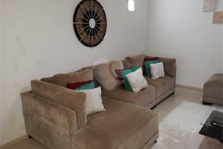 Casa Térrea com dormitórios, sendo 2 suítes.