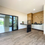 Indaiatuba - Condomínio Milano - Sobrado - 350 m² de terreno - 240 m² de área construída - 4 vagas de garagem, sendo 2 cobertas - Salas de estar e jantar integradas - 3 suítes com closet e varanda no pavimento superior - Escritório no térreo - Espaço gourmet com churrasqueira - Banheiro externo