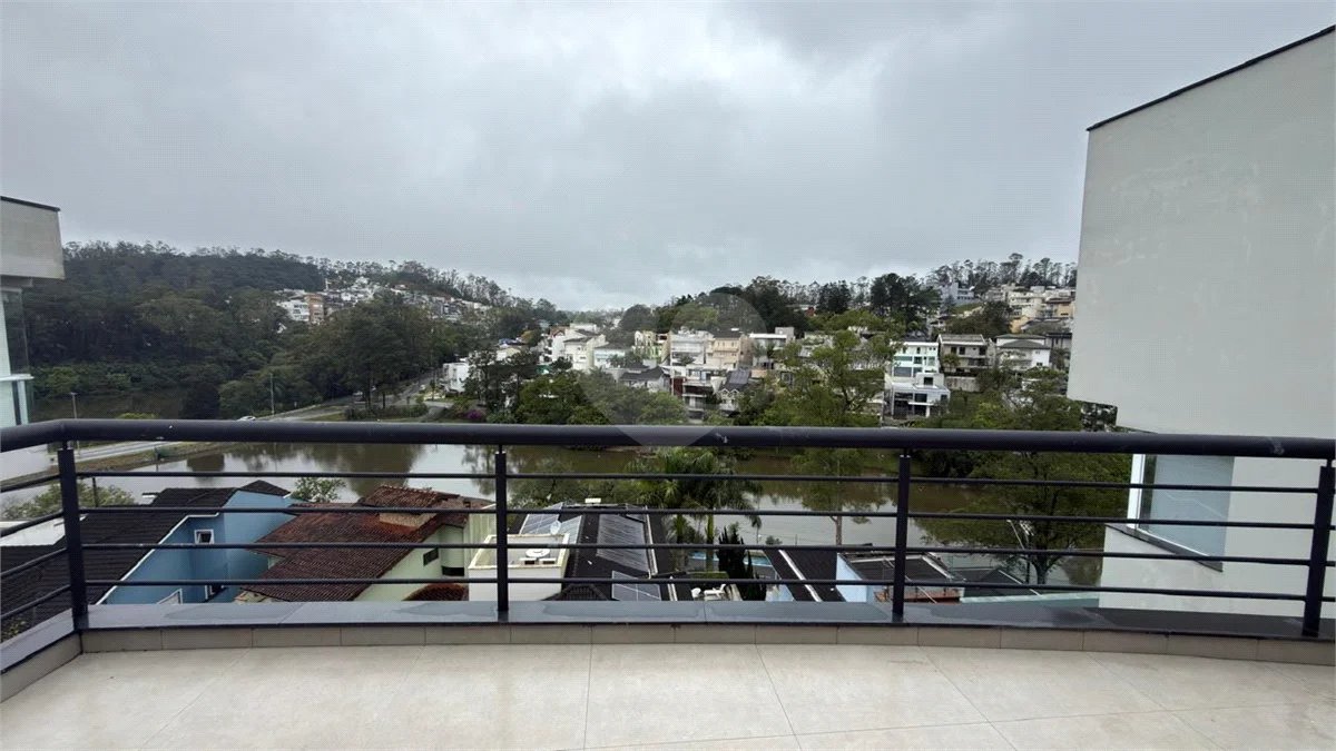 Sobrado de alto padrão no Swiss Park, totalmente reformado, com 4 suítes, piscina, elevador, espaço gourmet, 4 vagas e condomínio com lazer completo.