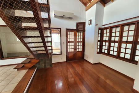 Casa Antiga, Charmosa e Muito Bem Localizada no Condomínio Faber Castell I á venda