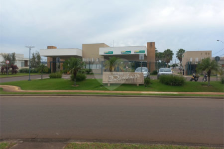 Casa Térrea no Condomínio Village Damha III.