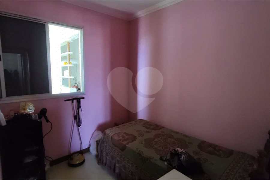 Vende-se apartamento de dois dormitórios no Edifício Marseille, no Centro de Piracicaba;