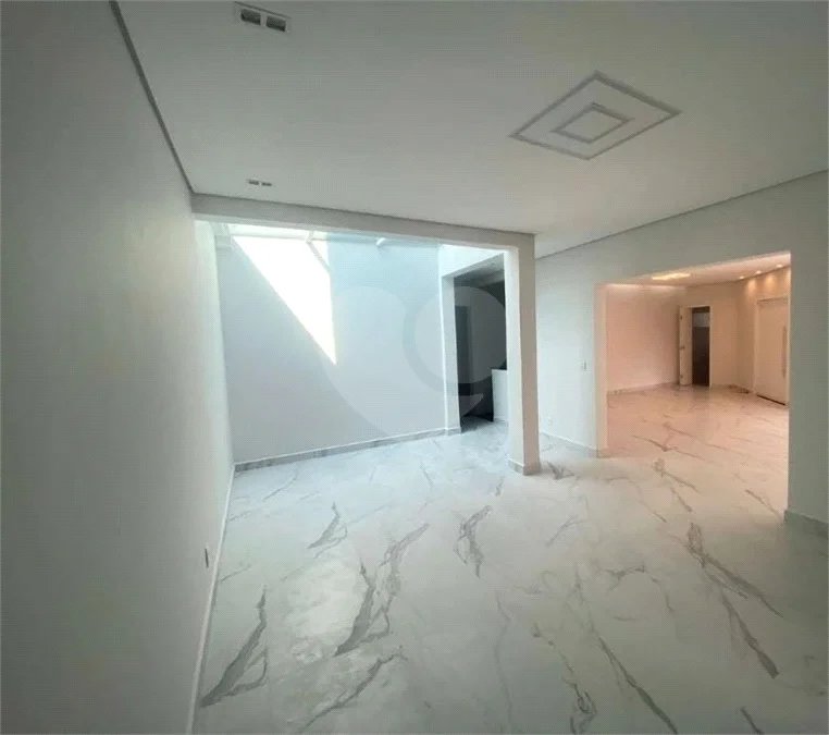 Casa à venda no bairro Dos Casa, em São Bernardo do Campo, com 280 m², 4 dormitórios, 3 suítes, 4 vagas, hidromassagem e fácil acesso às principais rodovias.