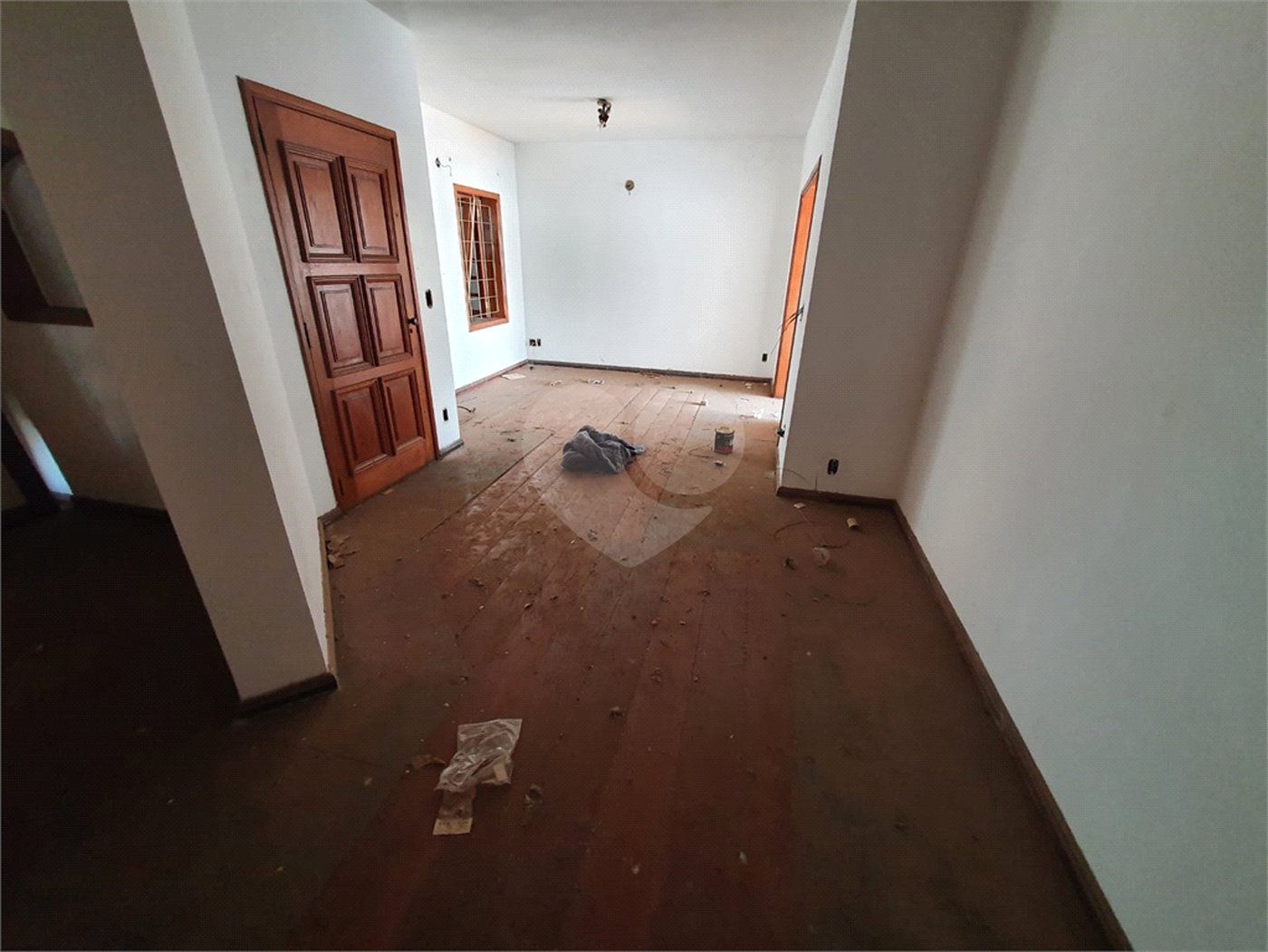 Casa térrea com 5 dormitórios, sendo 2 suítes.