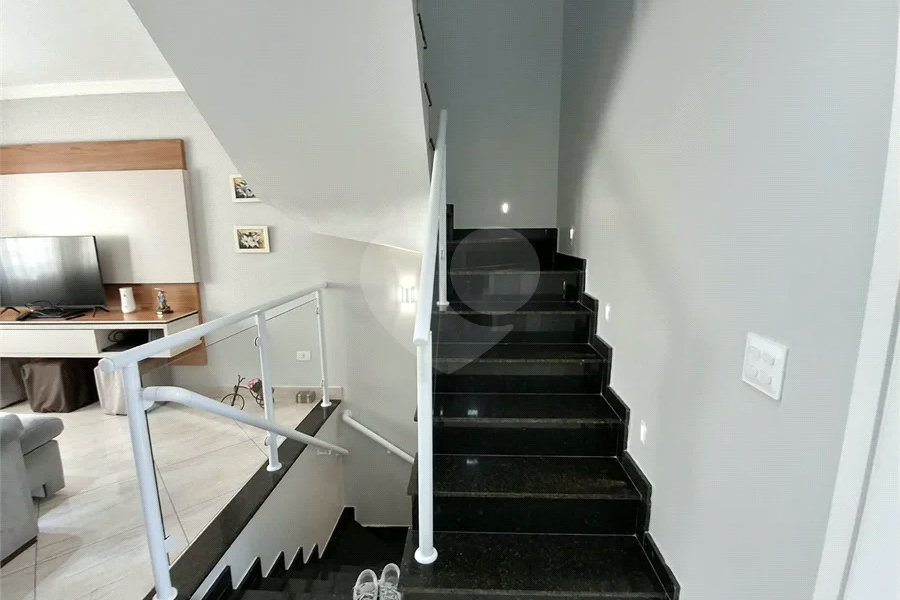 Casa à venda com 3 quartos, sendo 1 suíte, no condomínio Vila Arnoni, São Paulo - SP