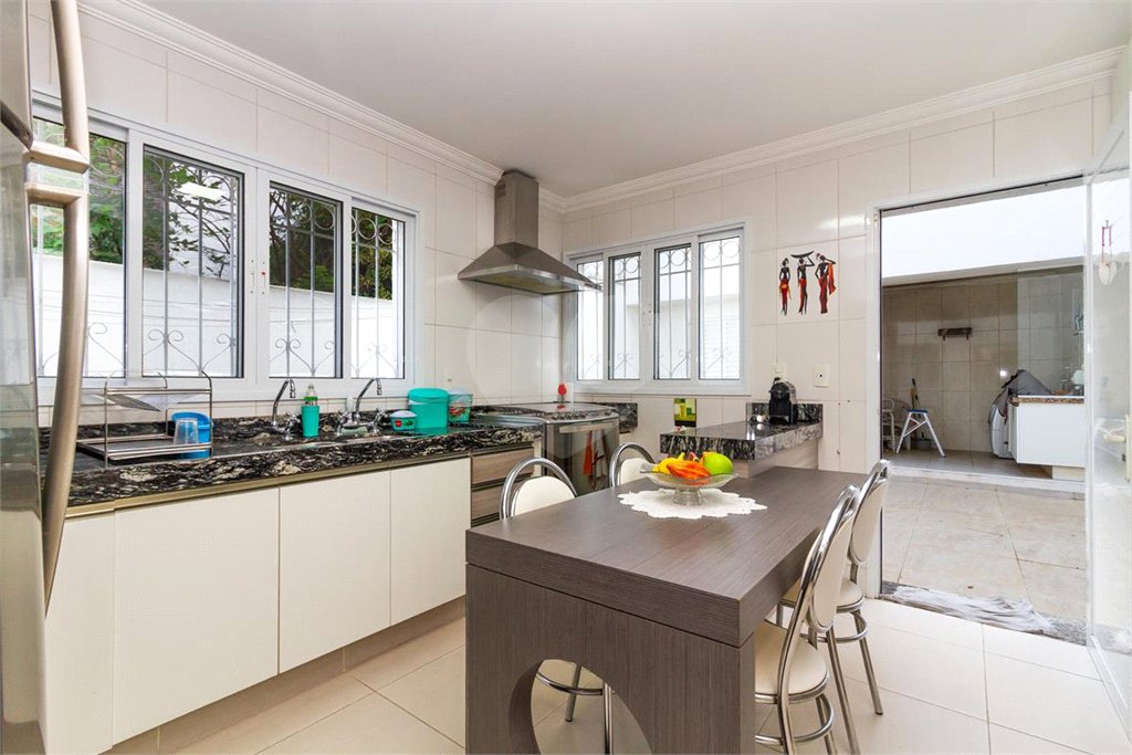 Casa Sobrado à venda com 342 m², 3 dormitórios, sendo 2 suítes, 4 vagas na Vila Mariana - São Paulo.