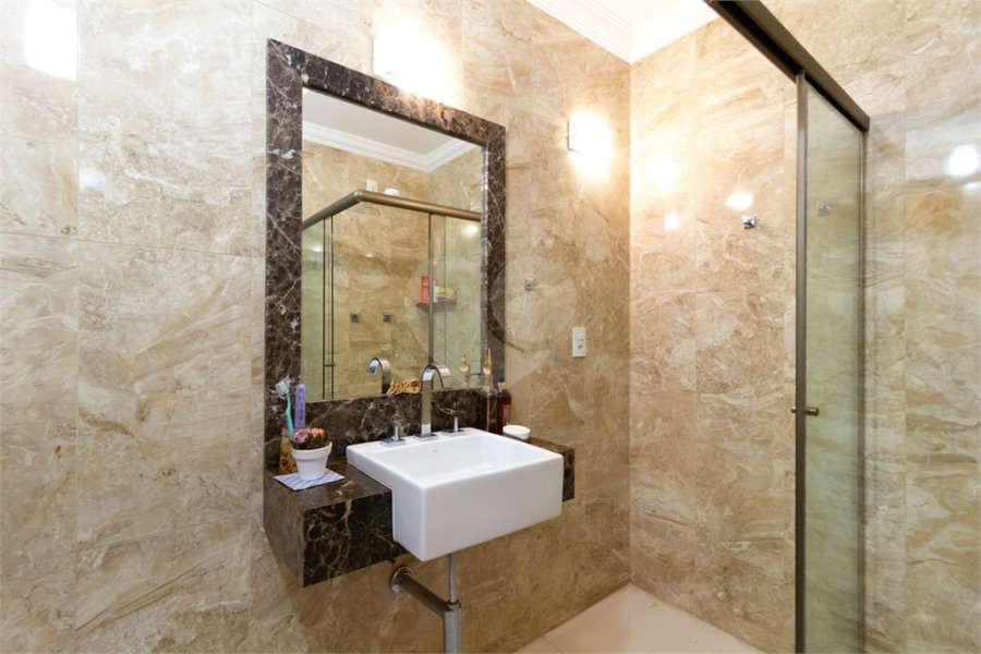 Casa Sobrado à venda com 342 m², 3 dormitórios, sendo 2 suítes, 4 vagas na Vila Mariana - São Paulo.