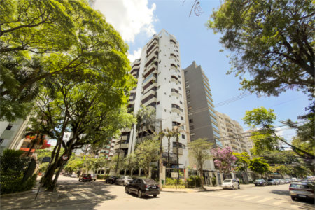 Cobertura com 04 Dormitórios, sendo 04 suítes com 05 vagas de garagem