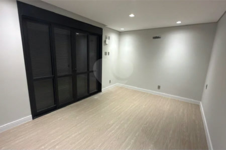 Sobrado de alto padrão no Swiss Park, totalmente reformado, com 4 suítes, piscina, elevador, espaço gourmet, 4 vagas e condomínio com lazer completo.