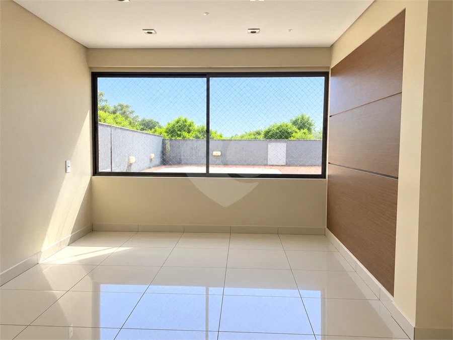 Cobertura de 255 m² com 3 dormitórios, 1 suíte, cozinha planejada, 2 vagas e área gourmet com churrasqueira.