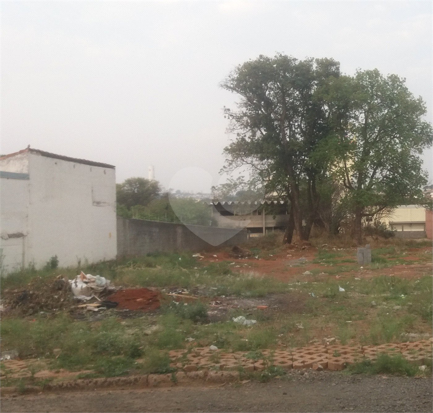 Terreno com 2.201,56 m² de área total.