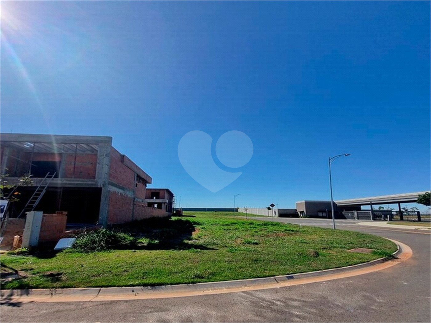 Indaiatuba - Loteamento no Jardim Park Meraki - Excelente oportunidade! Lote espaçoso de 342,12m² disponível por apenas R$ 577.945,00 - Localizado em uma região privilegiada, com IPTU - R$ 300,23 e condomínio - R$ 862,83 - Além disso, sua localização é extremamente conveniente, a apenas 2 minutos