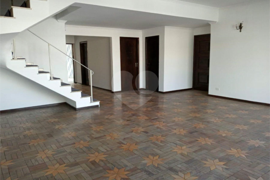 Casa com 4 dormitórios e 4 vagas.