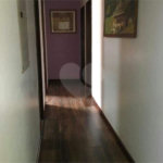 Casa térrea com 3 dormitórios, sendo 2 suítes.