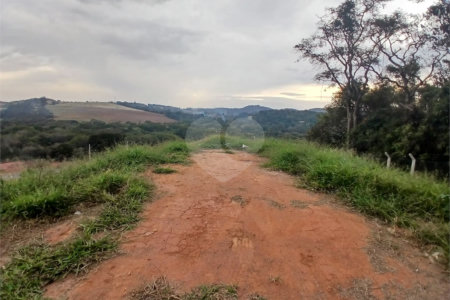 Lote com 561,86 m² à Venda em Condomínio Fechado