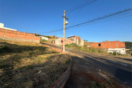 Terreno de 277m2 á venda em São Carlos.