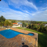 Indaiatuba- Vale das Laranjeiras - Vista dos fundos para o lago - Casa assobradada - 3 pisos, 4 quartos, 2 suítes, uma com hidro ,escritório, sala 3 ambientes, lareira, lavabo,cozinha ampla, despensa, lavanderia, churrasqueira, forno pizza, 6 wcs, piscina, jardim despensa, garagem, segurança