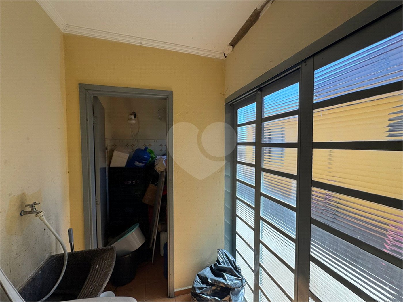 Casa com salão comercial, á venda, em São Carlos-SP.