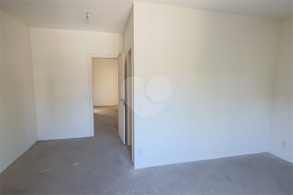 Casa à venda com 4 quartos, sendo 2 suítes, no condomínio Bristol Village, São Paulo - SP