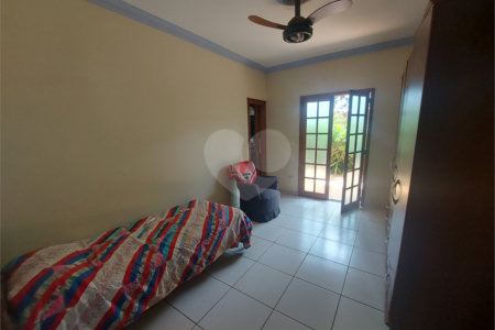 Casa térrea com piscina no Residencial Samambaia.