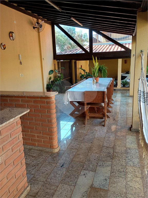 Sobrado com 3 quartos à venda com área gourmet completa e 5 vagas de garagem – Santa Marta - São Carlos/SP