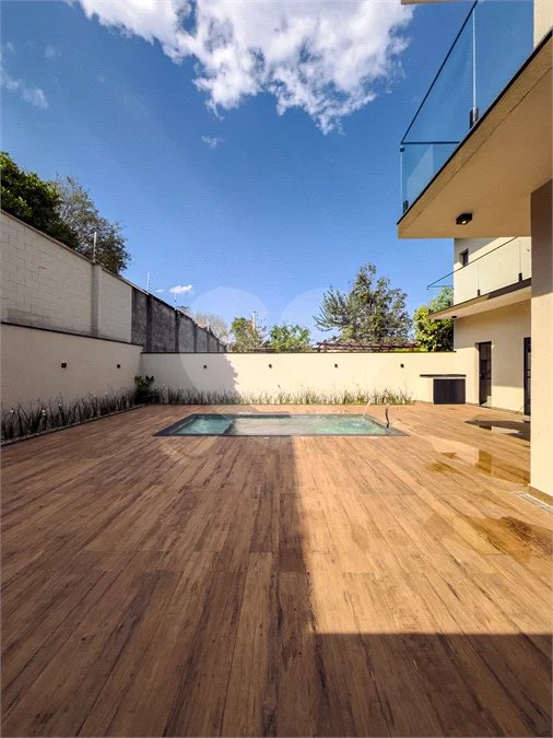 Indaiatuba - Condomínio Milano - Sobrado - 350 m² de terreno - 240 m² de área construída - 4 vagas de garagem, sendo 2 cobertas - Salas de estar e jantar integradas - 3 suítes com closet e varanda no pavimento superior - Escritório no térreo - Espaço gourmet com churrasqueira - Banheiro externo