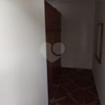 Casa térrea com 3 dormitórios, sendo 1 suíte.