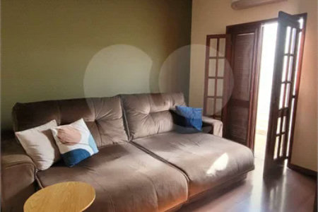 Casa Exclusiva com Pé-Direito Alto e Área Gourmet no Jardim Paraíso