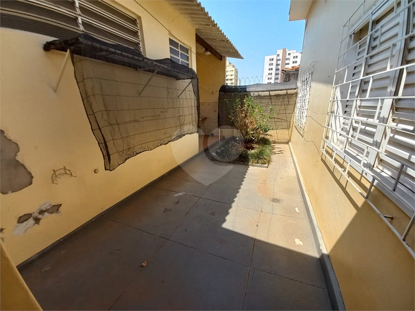 Casa Térrea com 3 dormitórios, sendo 1 suíte.