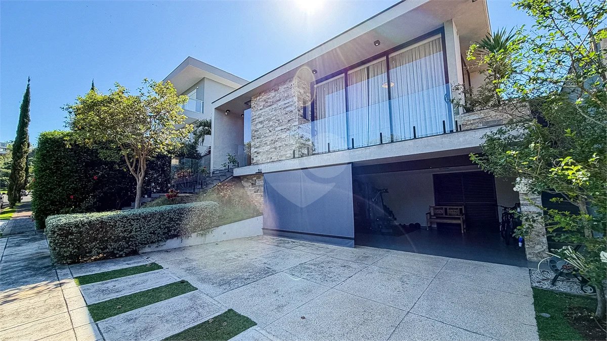 Indaiatuba - HOME DESIGN - Casa Térrea - Condomínio Paradiso - 420 m² de terreno - 307,19 m² de área construída - 3 suítes completas, sendo 1 master com closet planejado e banheira de imersão - Sala de TV reversível para 4ª suíte - Sala de estar ampla e varanda gourmet integrada - Cozinha com móve