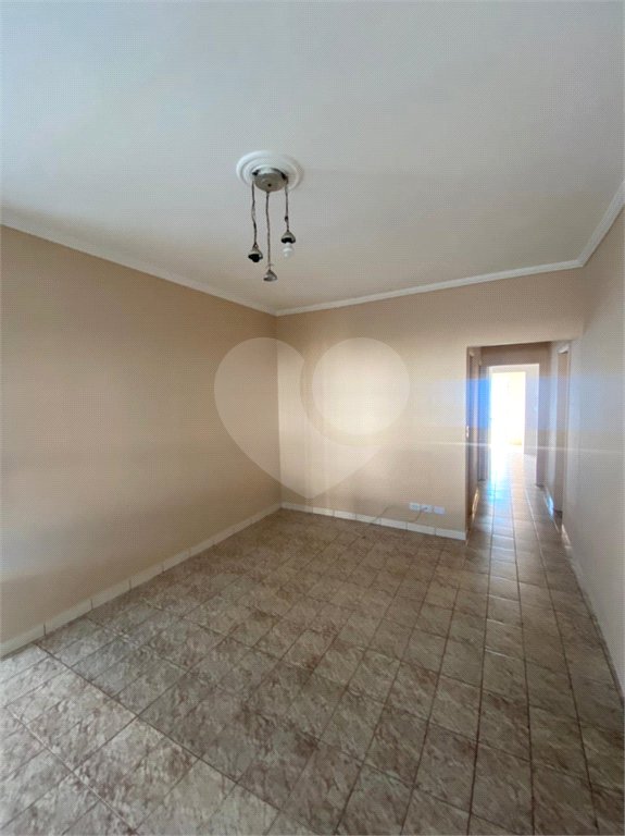 Casa Térrea com 3 dormitórios, sendo 2 suítes.