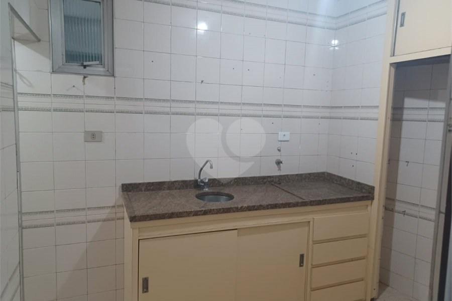 Apartamento super bem localizado, com 01 dormitório e armário embutido