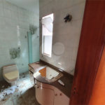 Casa térrea com 5 dormitórios, sendo 2 suítes.