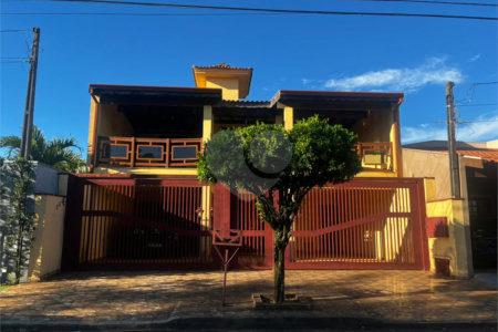 Casa à Venda na Rua Principal do Parque Fehr com Aquecedor Solar