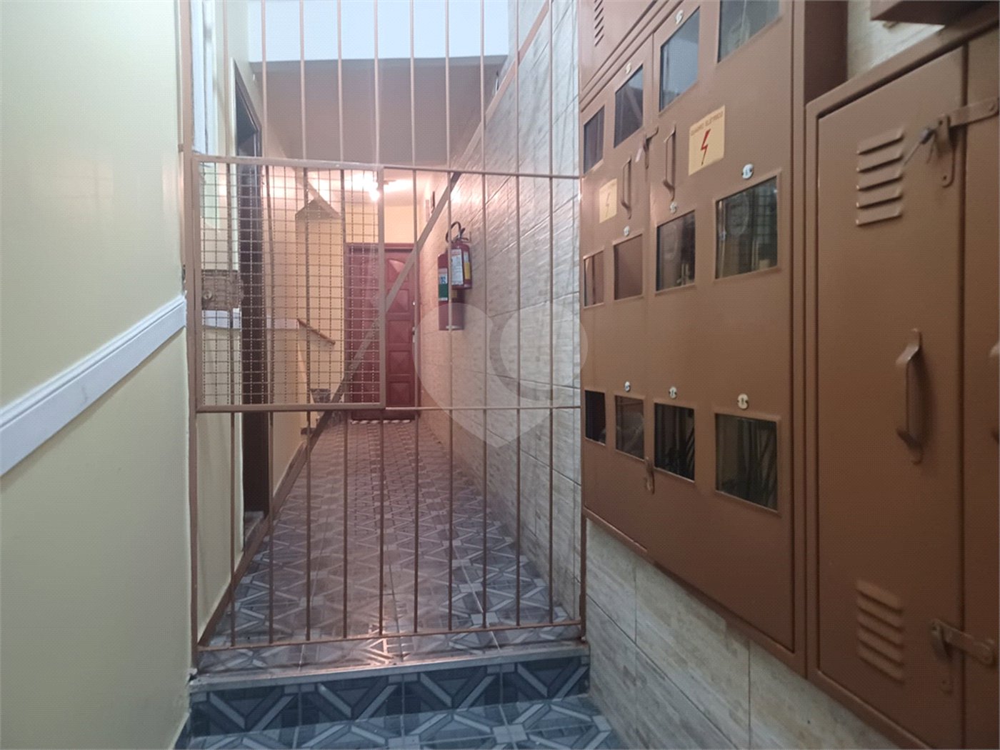 Apartamento super bem localizado, com 01 dormitório e armário embutido