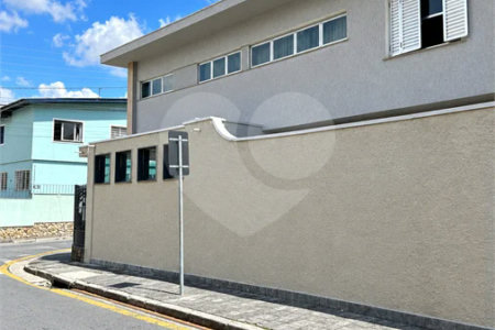 Sobrado de 250 m² em São Bernardo do Campo, com 3 dormitórios, suíte, escritório, quintal, edícula e 2 vagas, em excelente localização.