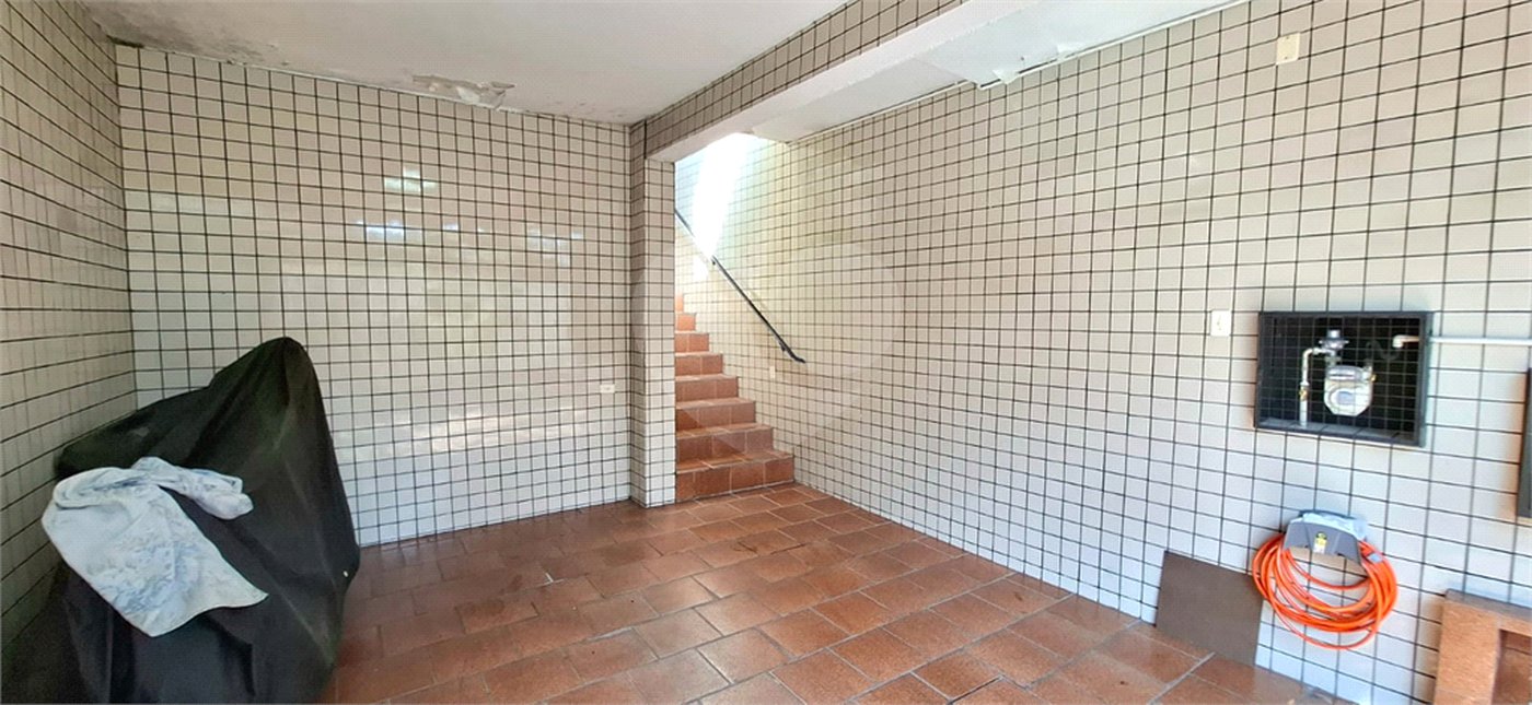 Excelente Sobrado eom ótima localização. Venha fazer uma visita.