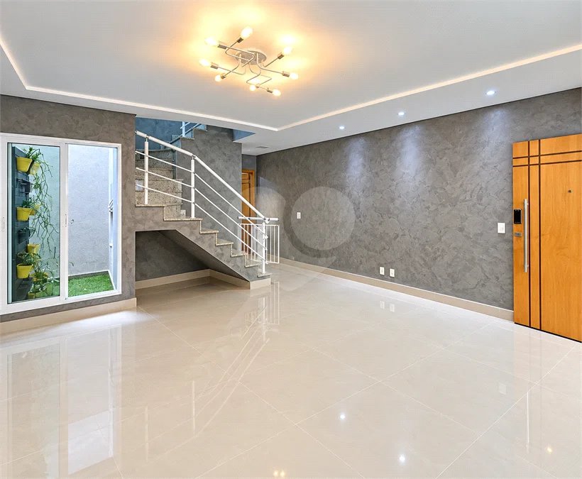 Sobrado geminado com 185 m², 3 suítes, closet, 4 vagas, área gourmet, sótão, energia solar, aquecimento de água e sistema completo de segurança.