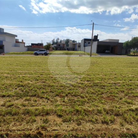 Lote à Venda em São Carlos, no Condomínio Villeneuve I