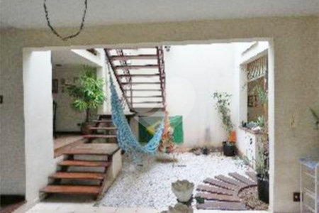 Sobrado à venda no Planalto Paulista c/300 m2 - 4 Quarto/1 Suíte/3 Vagas na garagem - Metrô S.Judas